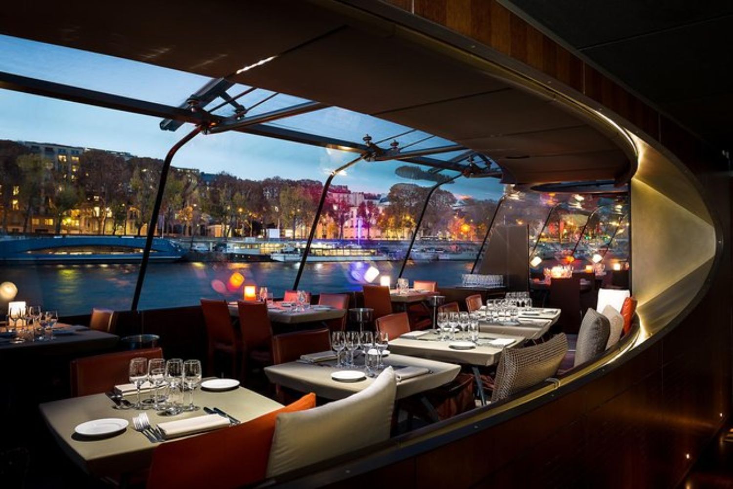 Cena a bordo de crucero por el río Sena, París Cena a bordo de crucero por el río Sena, París